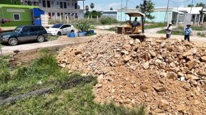 Very dangerous! Truck carrying large rocks falls into deep pit