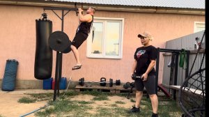Тренируемся с женой во дворе и разговариваем