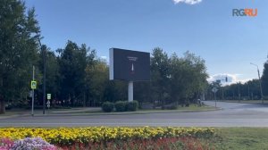 Люди несут цветы и игрушки к стихийному мемориалу в Нижнекамске в память о погибших при атаке БПЛА