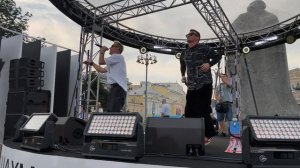 Отпетые Мошенники в театральном сквере возле гостиницы Метрополь. День физкультурника