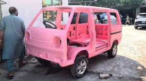 Кузовные работы в пакистанском автосервисе. Микроавтобус