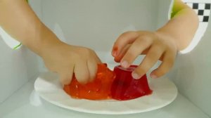 Крис развивает воображение с загадочными коробками