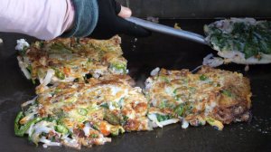 Блины с морепродуктами и зеленым луком (Haemul-pajeon) - корейская уличная еда