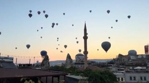 Беженец🇹🇷КАППАДОКИЯ. ДЕТИ ЛЕТАЮТ НА ВОЗДУШНОМ ШАРЕ! БРОСИЛ СИНДИ ОДНУ ПОД ФОНАРЕМ. ГЛАЖУ КИСКУ.