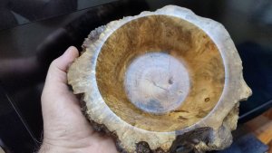 Две тарелочки с живым краем из неизвестной древесины с капом.