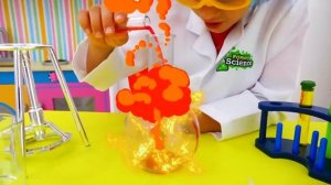 Крис катается на игрушечном мотоцикле и играет с игрушками - Коллекция видео для детей