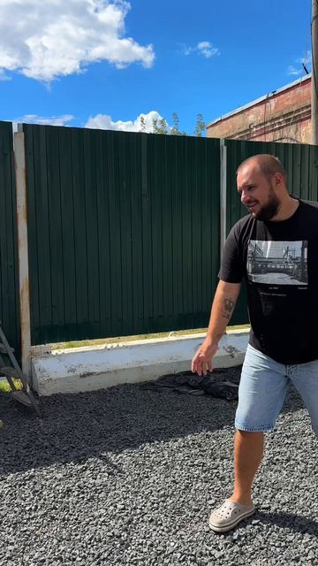 Думали, здесь пытки? А они не хотели отдавать грабли и краску))