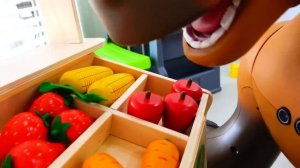 Влад и Никита катаются на игрушечной лошадке и помогают принцессе