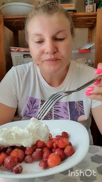 Мукбанг. Клубника с мороженым