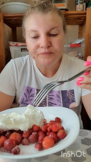 Мукбанг. Клубника с мороженым
