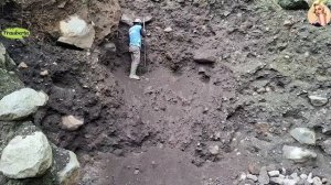 Строительство, шахтёр сбрасывает песок со стен карьера