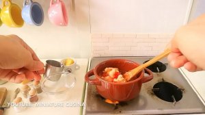 Миниатюрная кухня: готовим курицу с макаронами и сыром