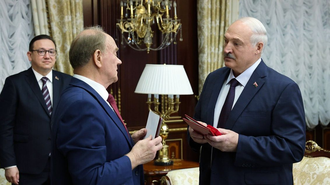 Лукашенко вручили Ленинскую премию ЦК КПРФ!