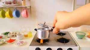 Быстрое и простое приготовление курицы с рисом в миниатюрной кухне ASMR