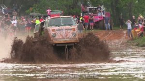 Экстремальные заезды Off-Road в грязевой яме