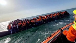 Рекордное число мигрантов прибыло в Британию на одной надувной лодке — 230 человек переправились чер