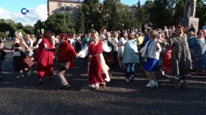 Жители и гости Петрозаводска закружились в крууге на Онежской набережной