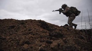 Российский боец в одиночку отбил две контратаки ВСУ, сообщили в Минобороны.