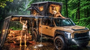 Кемпинг девушки в сильный дождь на небольшом кемпере KIA.