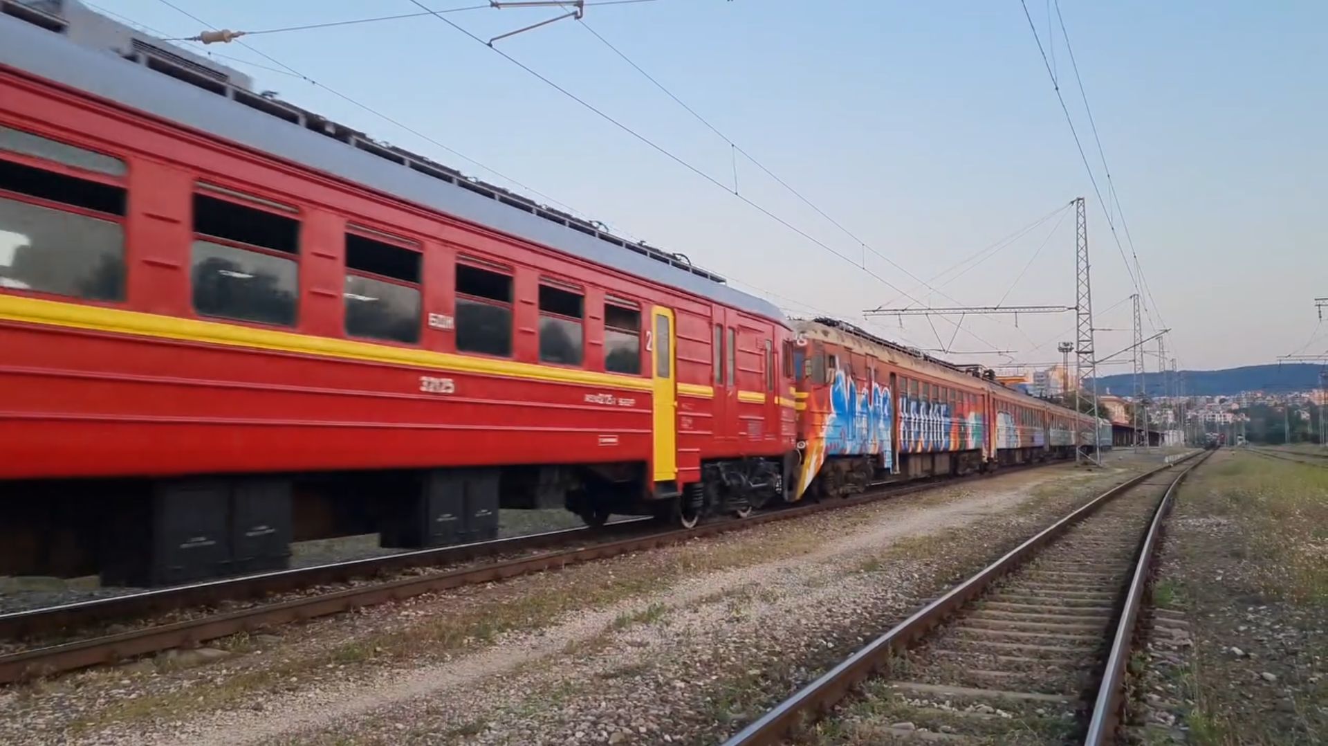 Пересылка ЭР25, электровоз вектрон перегоняет электропоезда ЭР25
