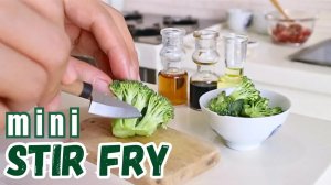 Миниатюрная кухня: готовим стир-фрай из говядины с брокколи и капустой
