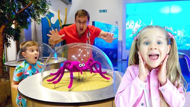 Диана и Рома посещают детский музей в Дубае Children City