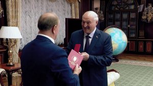 Лидер КПРФ Геннадий Зюганов вручил Александру Лукашенко Ленинскую премию ЦК КПРФ.