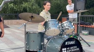 Что она творит?