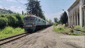 Ветеран железных дорог! Электровоз ВЛ8-1162 с грузовым поездом проезжает станцию Гагрыпш.