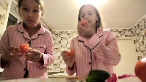 Едим разные продукты с Анькой Маманькой!🤣