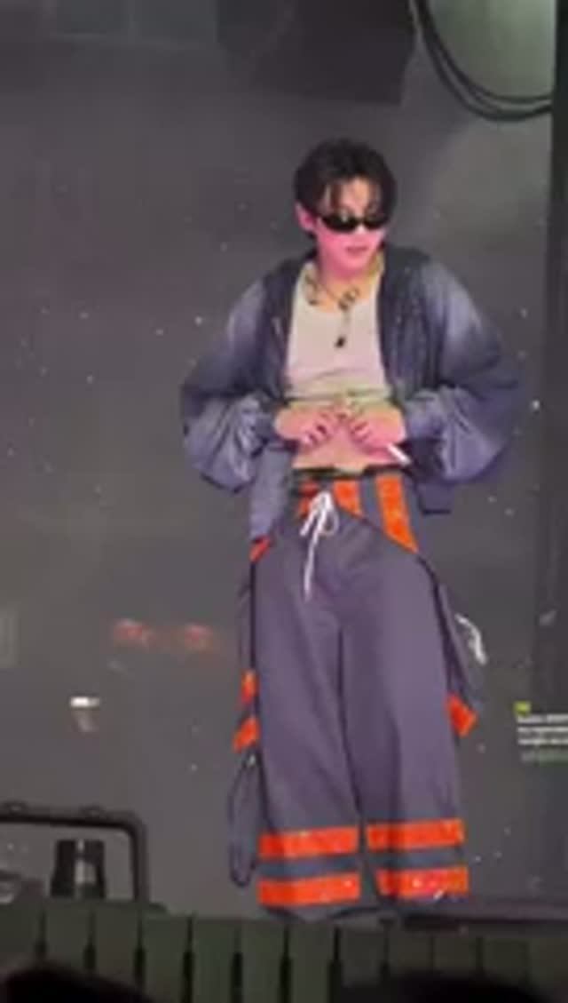 BTS ЧОНГУК НА КОНЦЕРТЕ БЫЛ В КОРСЕТЕ ....СПИНА...