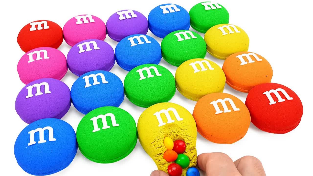 Увлекательное видео о том, как сделать радужные конфеты M&M с помощью ASMR резки кинетичес