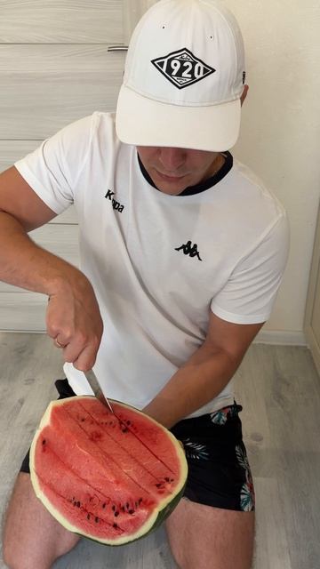 Батя показал как правильно нарезать арбуз 🍉