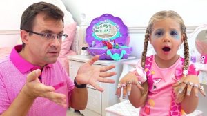 Диана учится играть с новыми игрушками