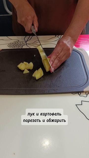 Зелёный суп-пюре с сырными лепëшками