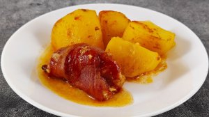 Деревенский обед: картофельные дольки и куриное филе в беконе