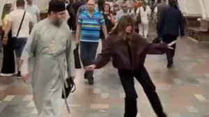 Судя по веселому взгляду, батюшка танец заценил и благословил 😎