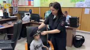 ДЛЯ ВНУКА БЫВШЕГО СОТРУДНИКА ПРАВООХРАНИТЕЛЬНЫХ ОРГАНОВ ПРОВЕЛИ ЭКСКУРСИЮ В ЖЕЛЕЗНОГОРСКОЙ ПОЛИЦИИ