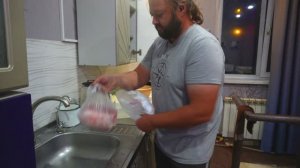 Делю два кусочка мяса на четыре блюда Кушаю вкусный арбуз Вечер в деревне
