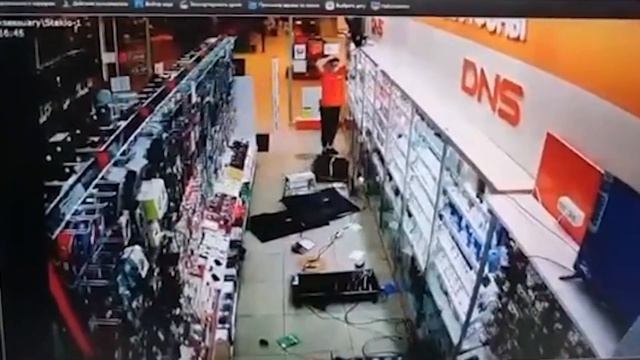 САМЫЕ СМЕШНЫЕ МОМЕНТЫ В СУПЕРМАРКЕТЕ, СНЯТЫЕ НА КАМЕРУ