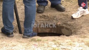 Коммунальные службы устраняют засор на участке канализационной сети