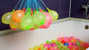 Что если сделать целую ванну водяных бомбочек и залезть в нее