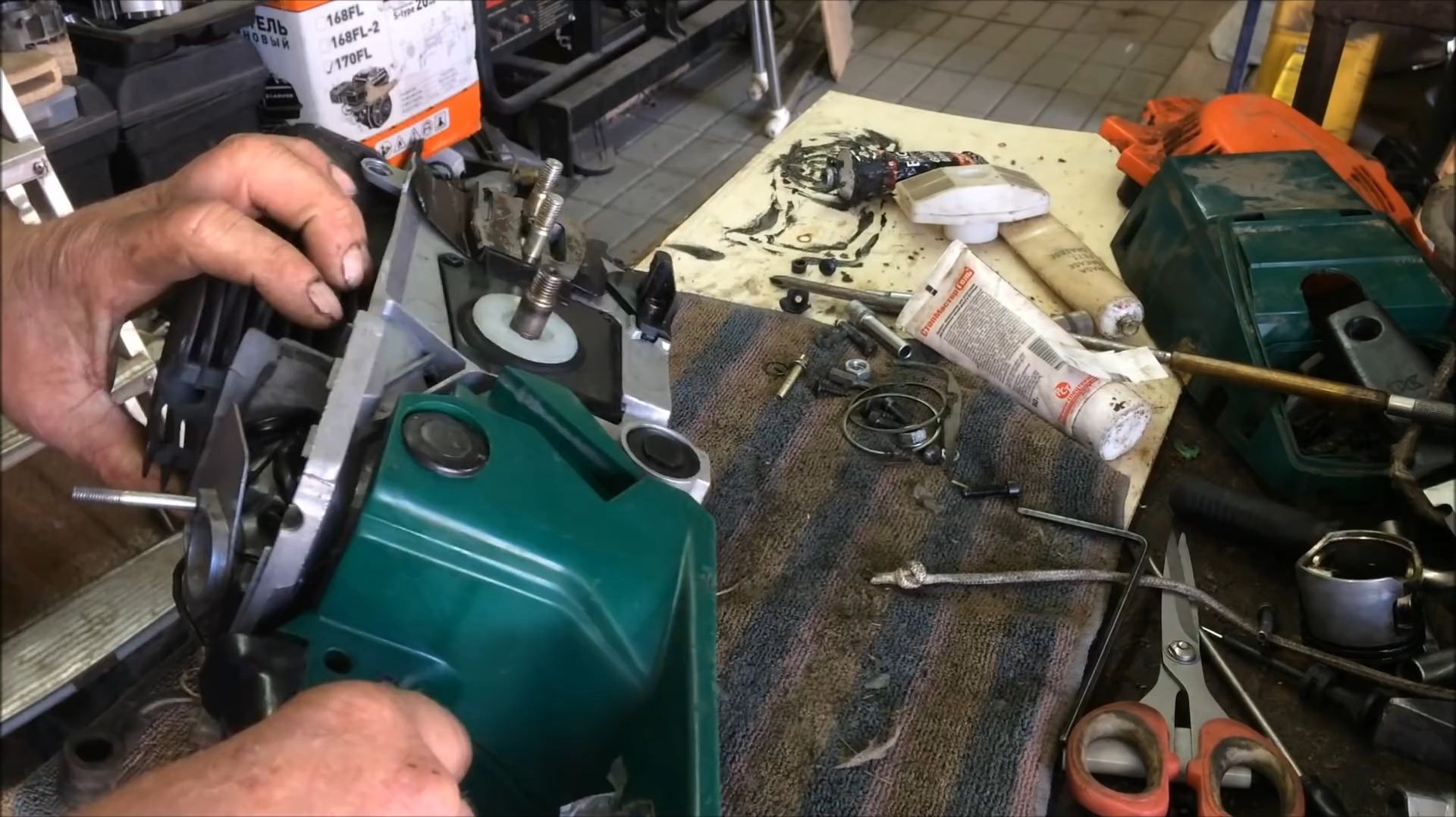 Китайская бензопила!Не заводится...но пилит!)
