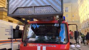 Спасатели МЧС тушат крышу ДК «Выборгский» в Петербурге