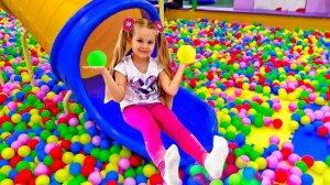 Диана и Рома играют с мамой на детской площадке в Дубае