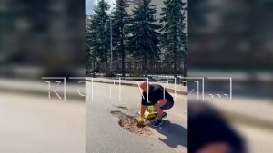 Жителю элитного ЖК грозит штраф за то, что он сам решил заделать ямы около своего дома