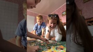 Ильнар с Эльдаром и с соней играют в пазал настольная игра