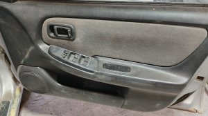 Как снять передние обшивки дверей Nissan Bluebird