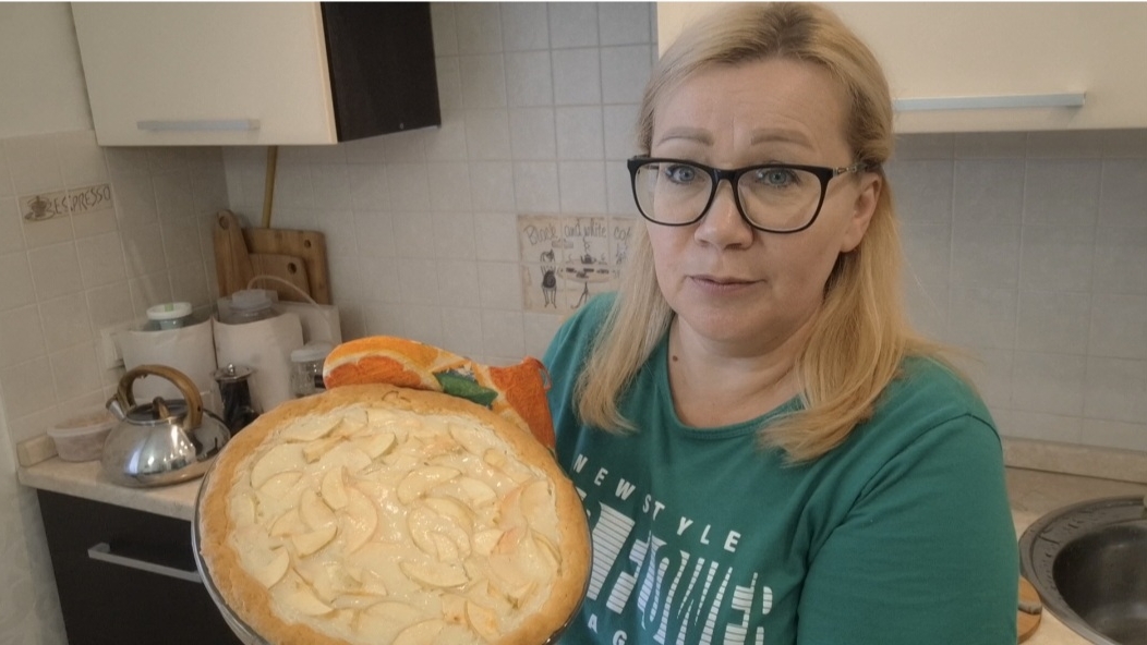 Испекла вкусный яблочный пирог.