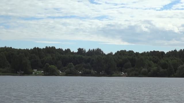 Погода дрянь, но свободных мест на берегах почти нет.